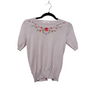Short sleeve embroidered sweater.